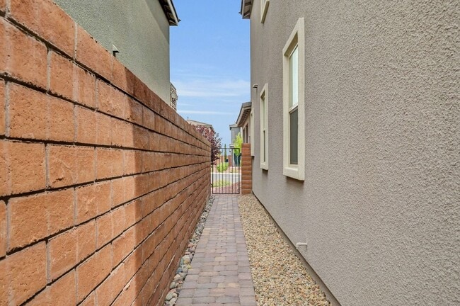 Building Photo - Summerlin gated community 4 bedroom 3 baths