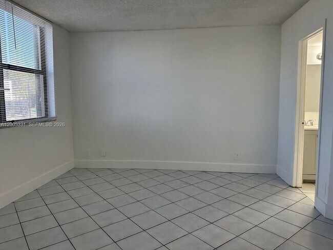 Building Photo - 215 Lake Pointe Dr