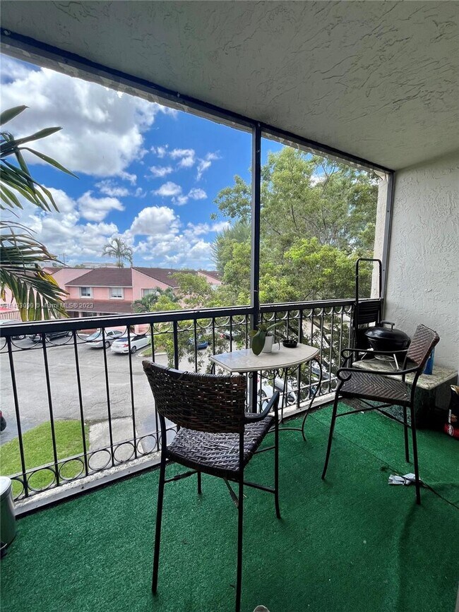 Building Photo - 8005 Lake Dr