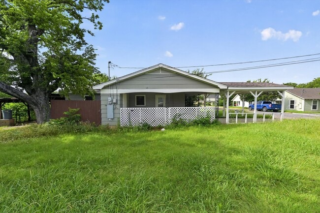 Building Photo - 208 D St