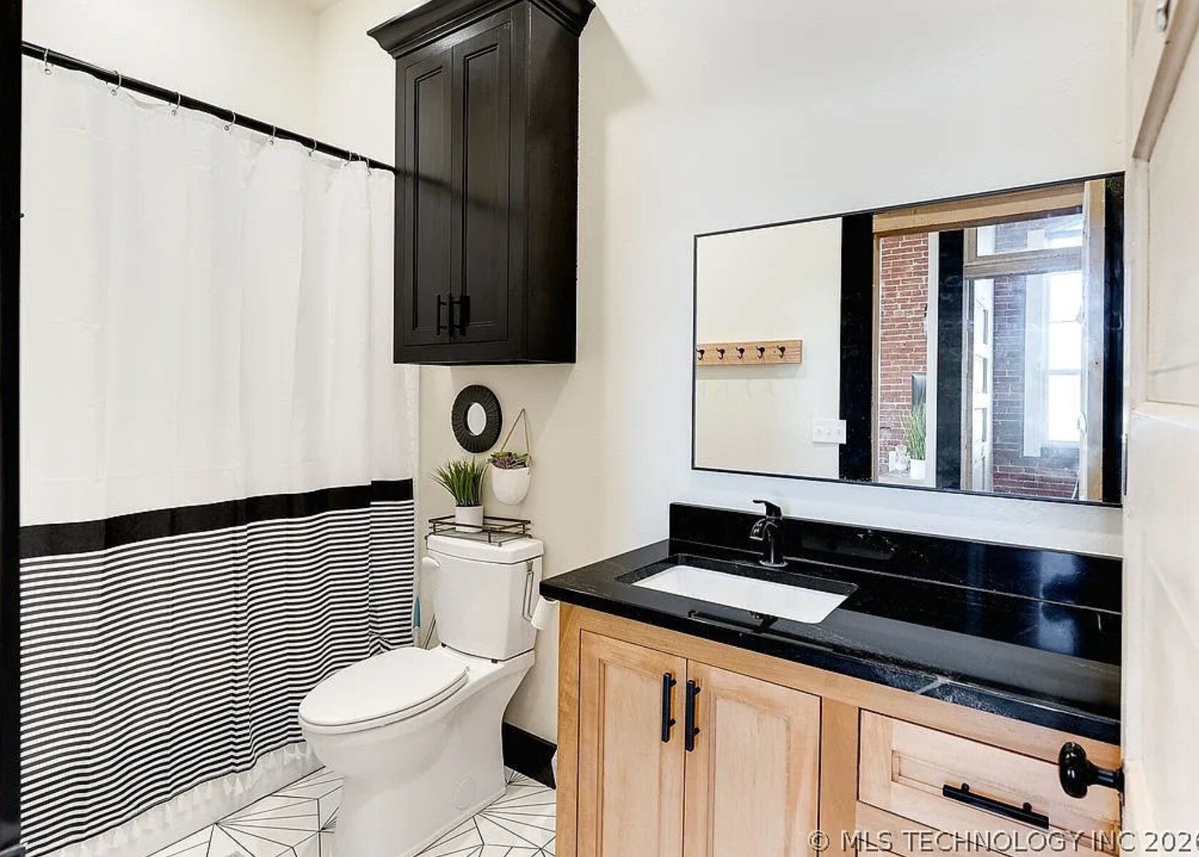 Building Photo - 118 E Main St