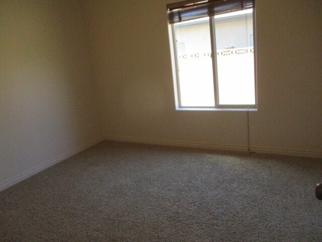 Building Photo - 3 Bedroom 2 bath Single Level - Single Family Home