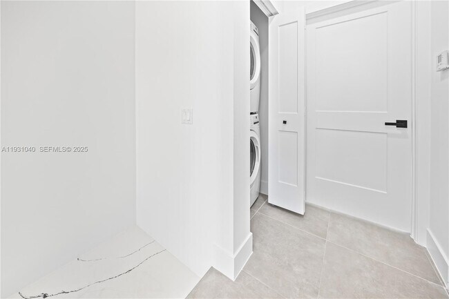 Building Photo - 526 SW 2nd St