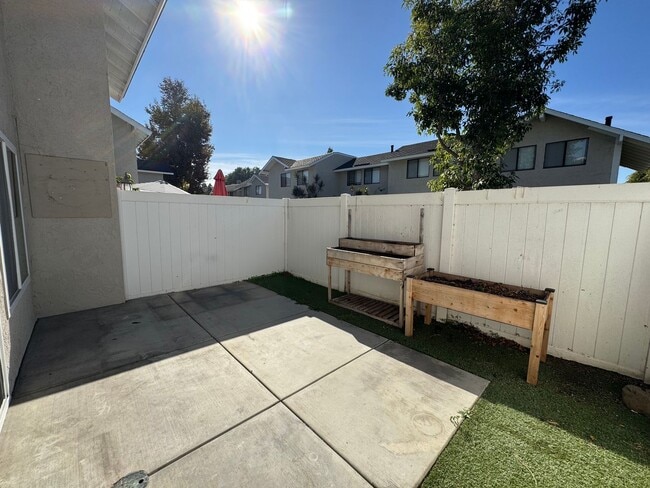 Building Photo - Beautiful 2Bd/1.5Ba Townhome in Orange w/A...