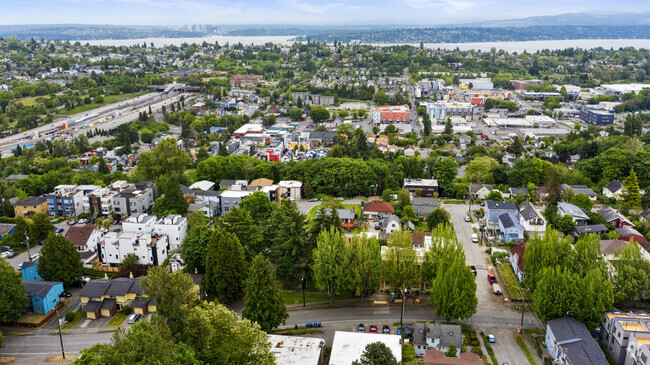 Building Photo - 1801 15th Ave S