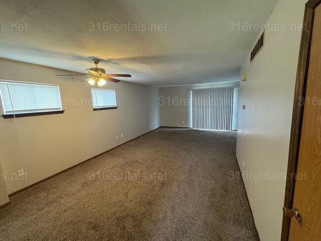 Building Photo - $850- 2 bed 1 bath - Townhomes