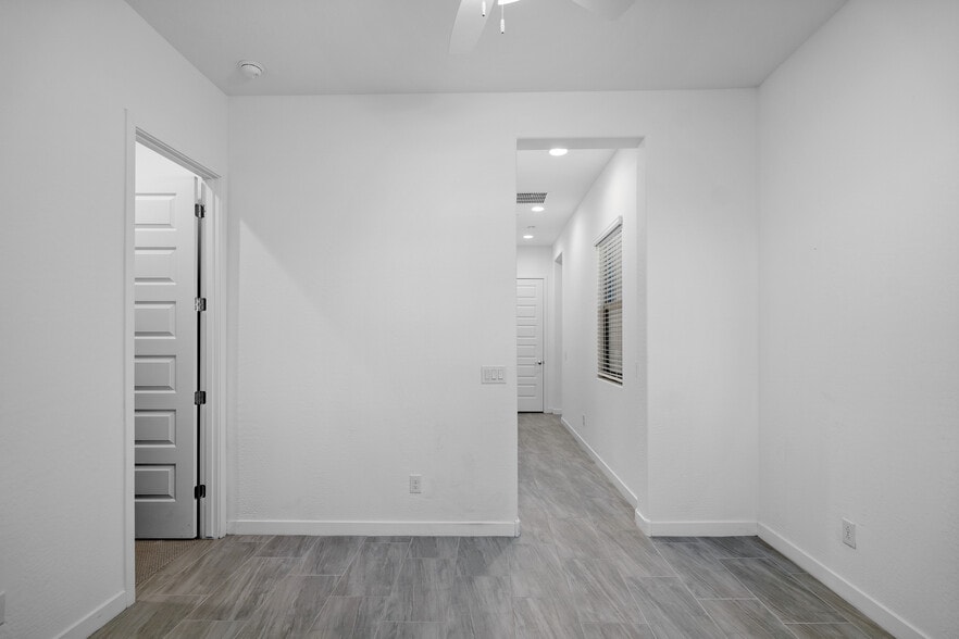 Building Photo - 9738 E Tiburon Ave