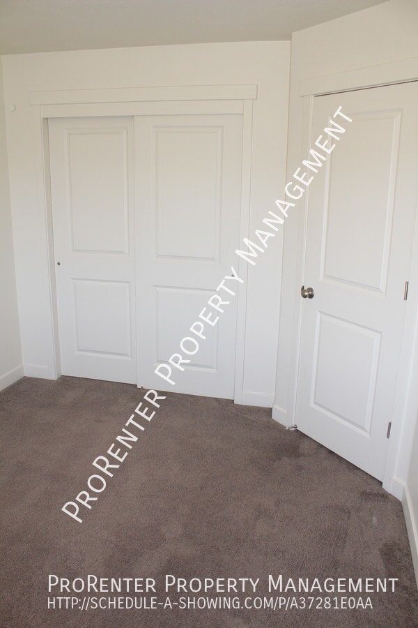 Building Photo - 1045 Stonehaven Dr