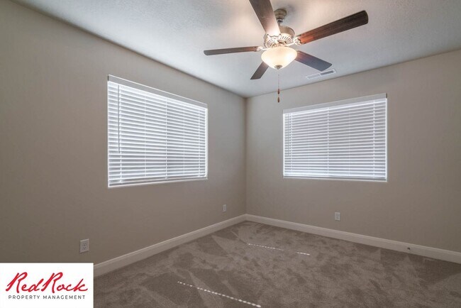 Building Photo - Spacious 4 Bedroom Townhome in Hurricane Heights!