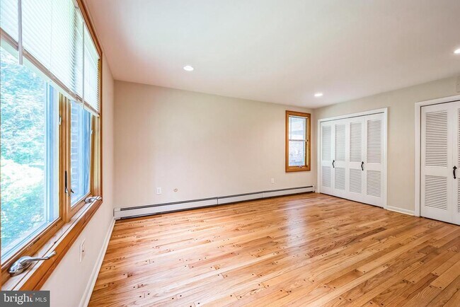 Building Photo - 3574 Glenway Rd