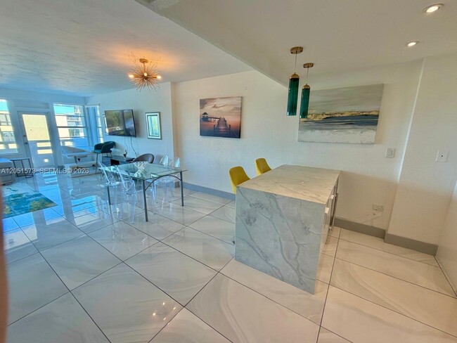 Building Photo - 3111 N Ocean Dr