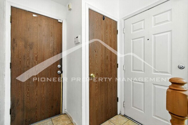 Building Photo - Spacious Home with Washer/Dryer and Centra...