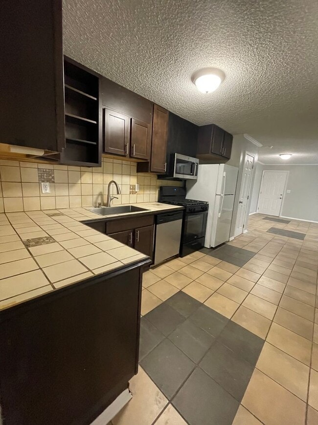 Building Photo - City Walk Apartments!