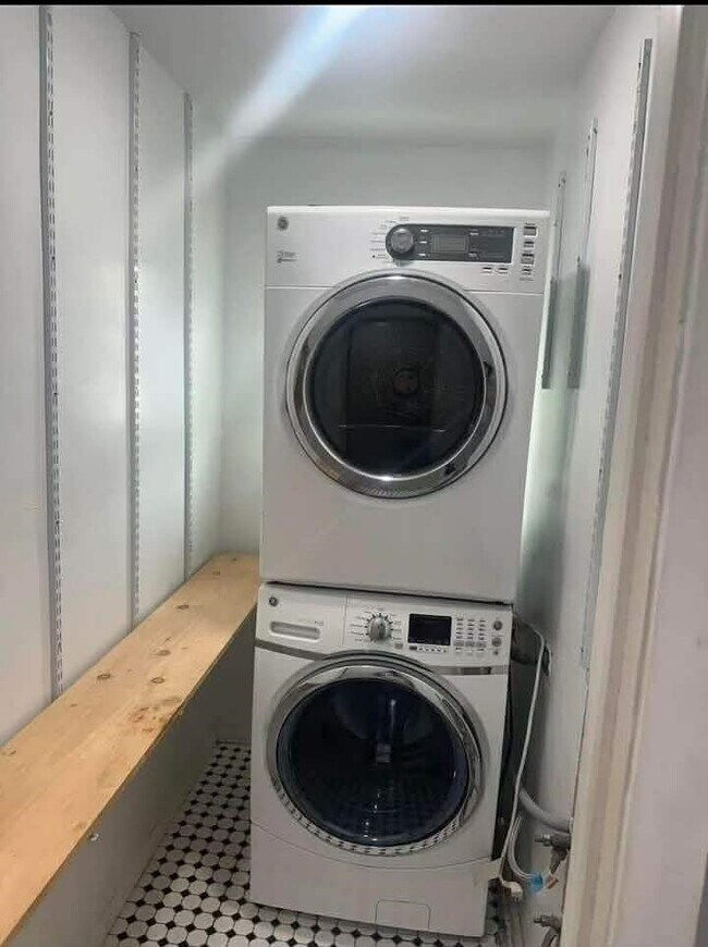 Building Photo - 22 E 18th St