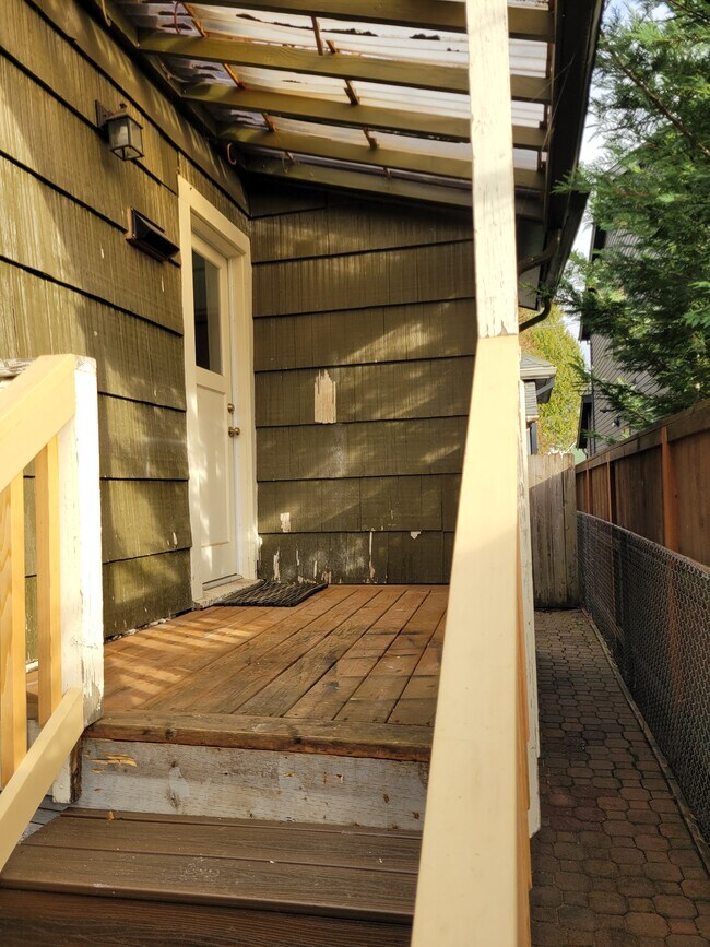 Building Photo - 1574 SE Sherrett Street