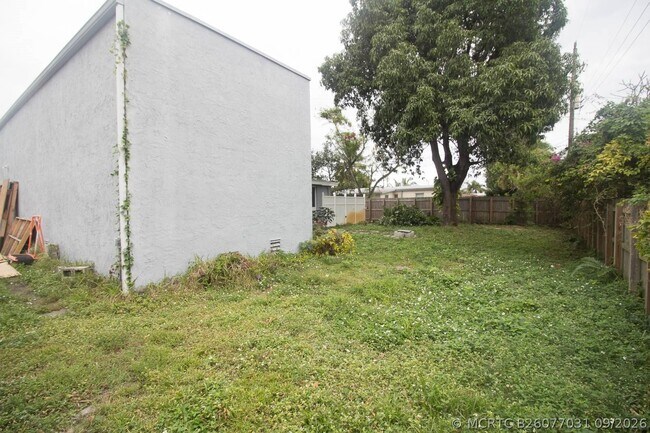 Building Photo - 1650 NE 44th St
