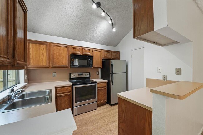 Building Photo - 32 N Pathfinders Cir