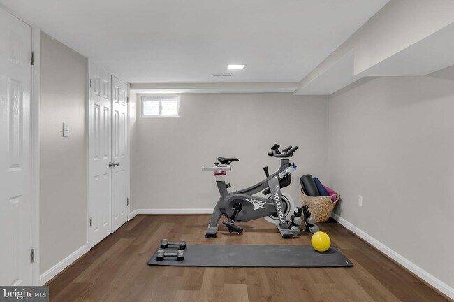 Building Photo - 117 15th St SE