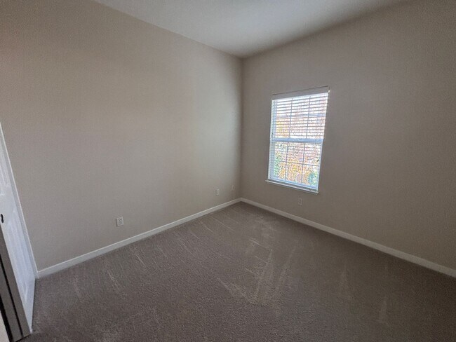 Building Photo - Willow Glen- Beautiful corner unit townhome with a private backyard