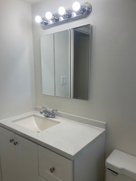 Building Photo - 220 SW 9th Ave