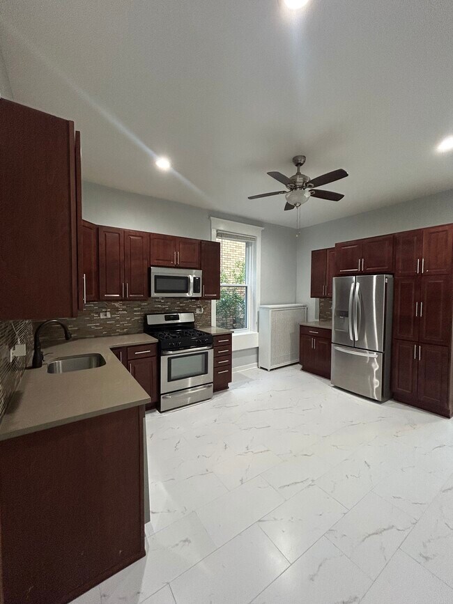 Building Photo - 1263 W Thorndale Ave