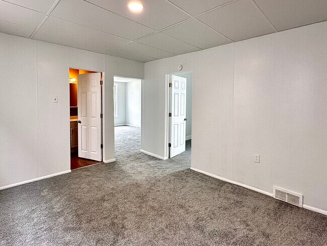 Building Photo - 810 W 2nd St