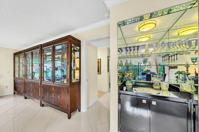 Building Photo - 9285 Vista del Lago