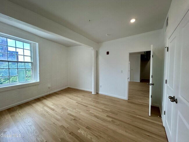 Building Photo - 155 River St