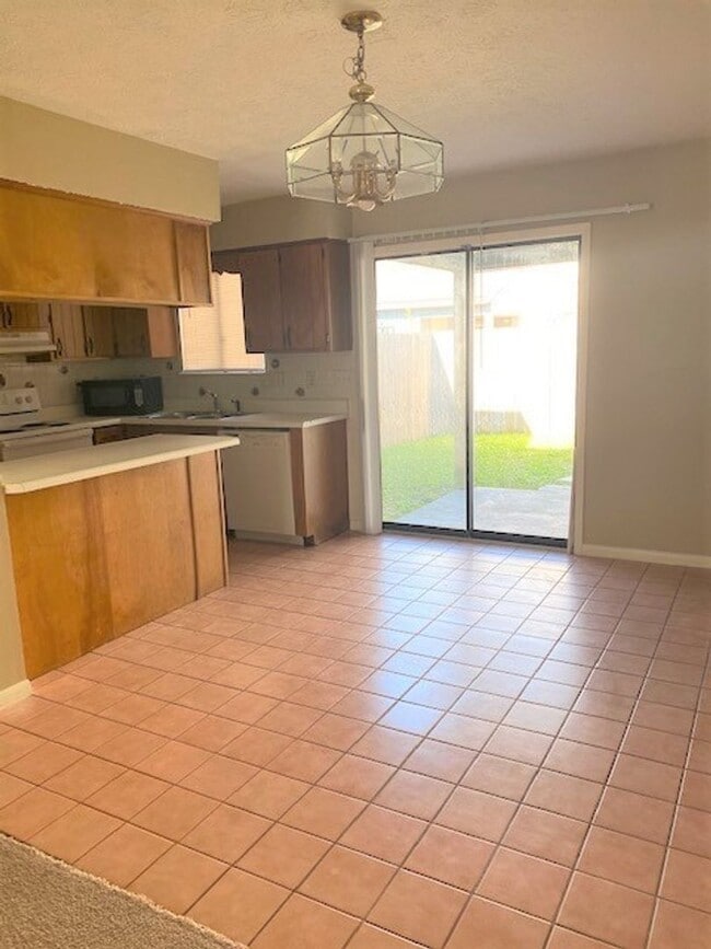 Building Photo - Cute 2 bedroom 1 1/2 bath townhome