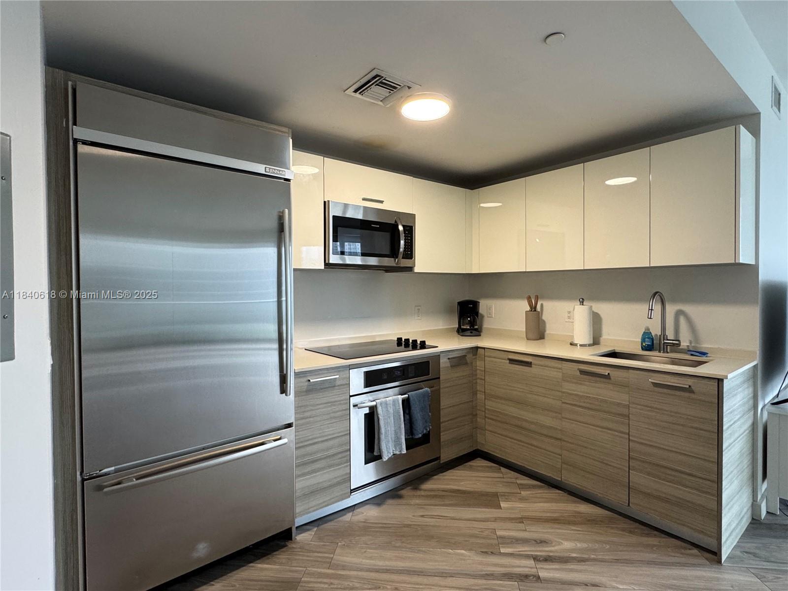 Building Photo - 1300 Brickell Bay Dr