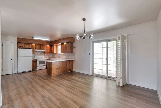 Building Photo - Awesome 4 Bedroom Home in Orem w 2 car garage
