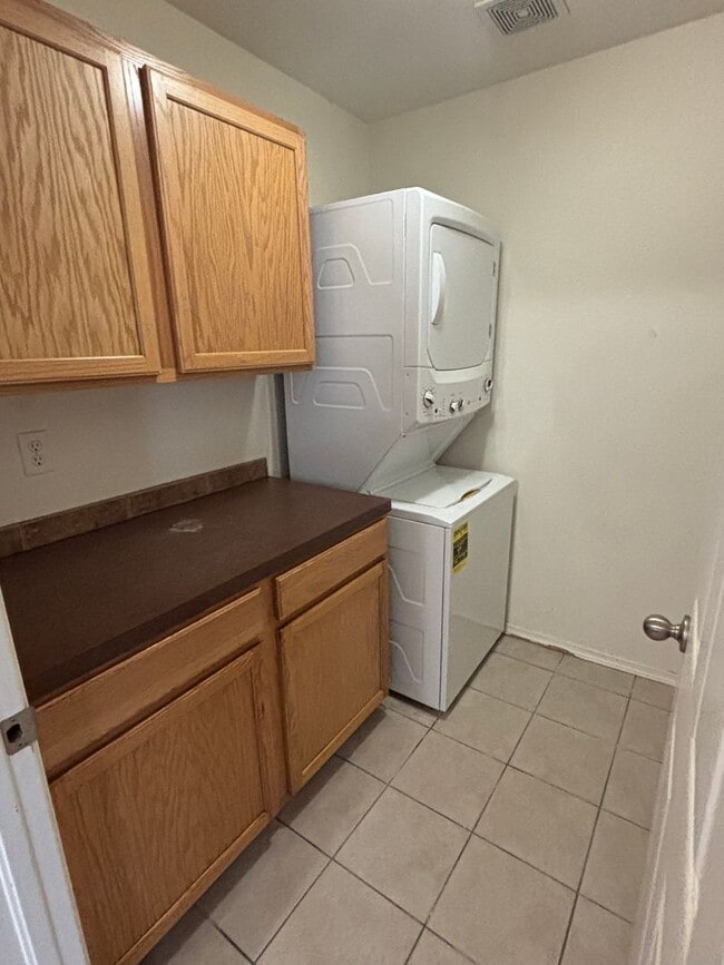 Building Photo - 4 Bedroom, 2.5 Bath Townhome in Greeley