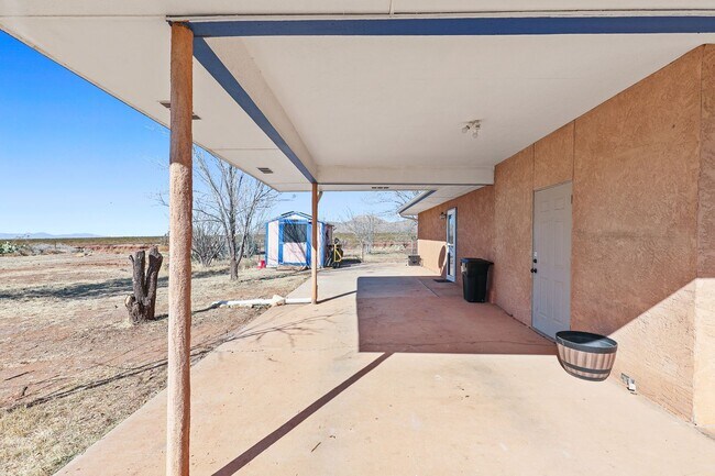 Building Photo - 3 bedroom 2 bath home with Acreage