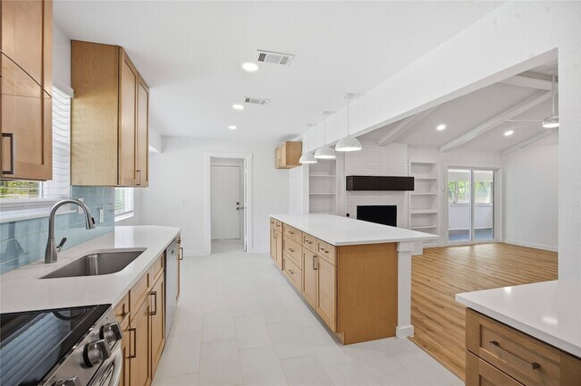 Building Photo - 3013 Conejos Dr