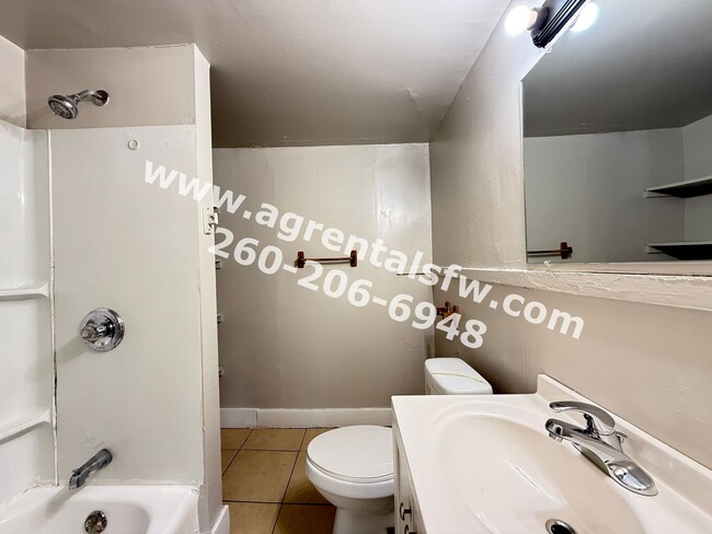 Building Photo - 2 Bedroom House