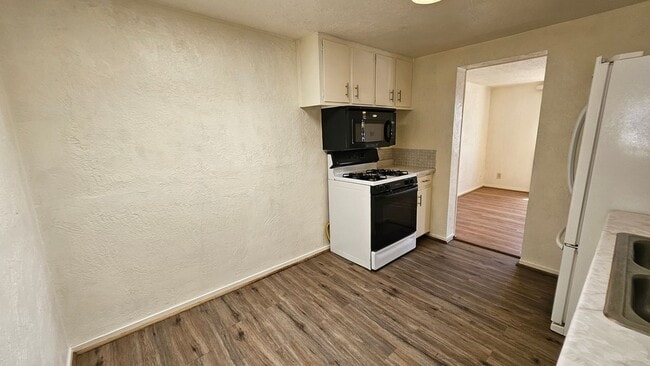Building Photo - 2 bed with a office