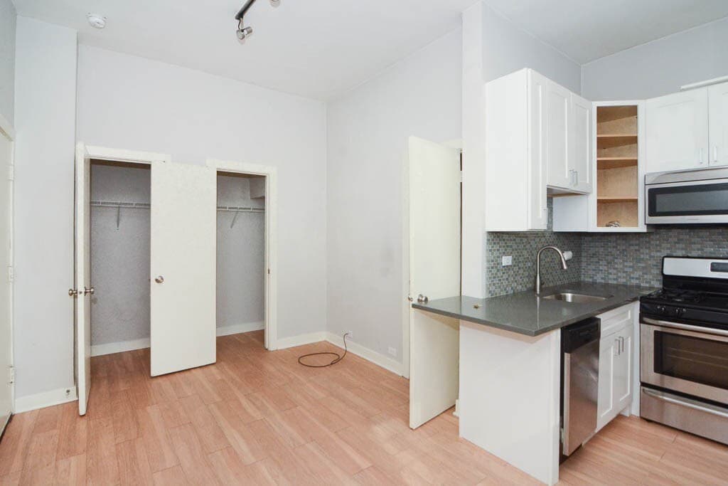 Building Photo - 511 W Belmont Ave