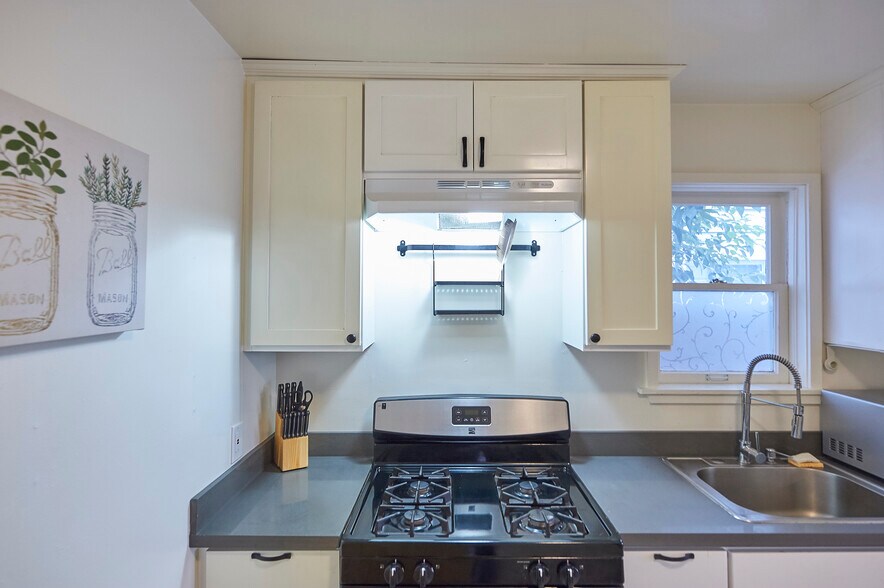 Building Photo - 1724 Lincoln Ave