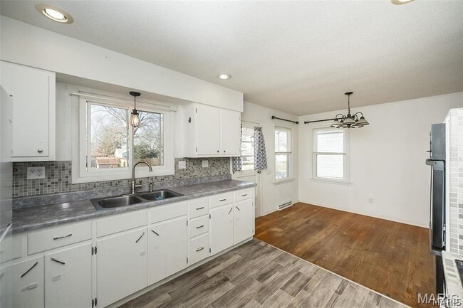 Building Photo - 405 N Moore St