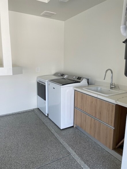 Garage/Laundry - 2783 190th St