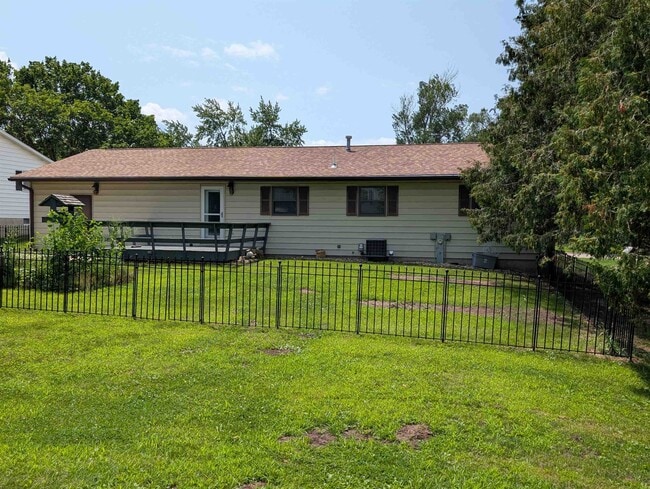 Building Photo - 204 Hickory Dr
