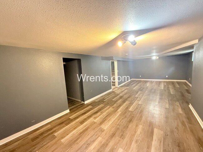 Building Photo - 5 bed 2.5 bath home