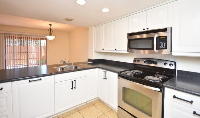 Building Photo - Beautiful 4 Br 2.5 bath Townhome in Calavera Hills!