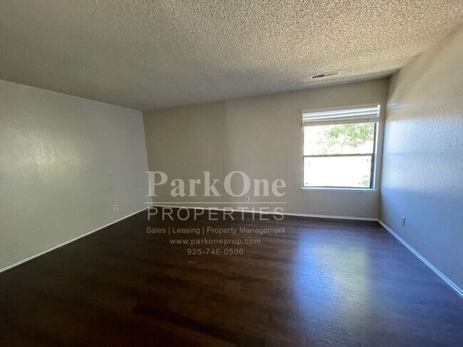 Building Photo - Spacious Town house in Pleasant Hill Now A...