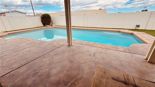 Building Photo - 201 Redstone St