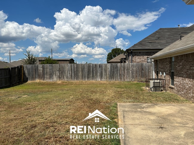 Building Photo - SOUTHAVEN STUNNER! 3BR/2BA | Vaulted Ceilings & Fireplace | Fenced Yard!