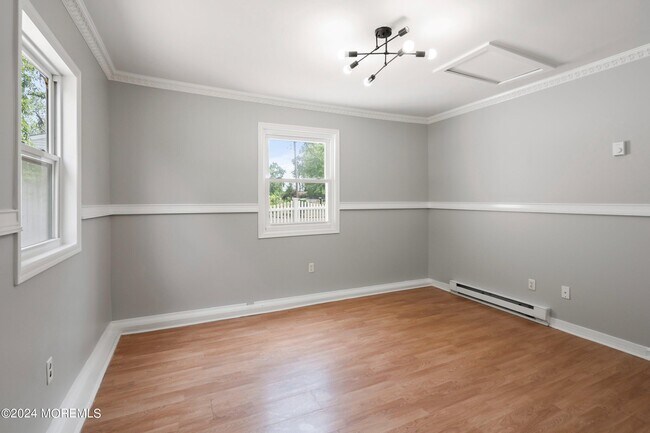 Building Photo - 394 Applegate Ave