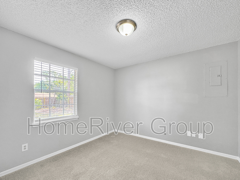 Building Photo - 2421 Silver Palm Dr