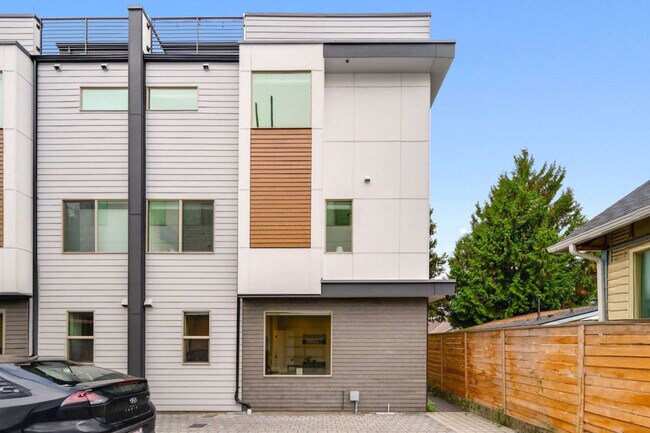 Building Photo - 823 NE 70th St