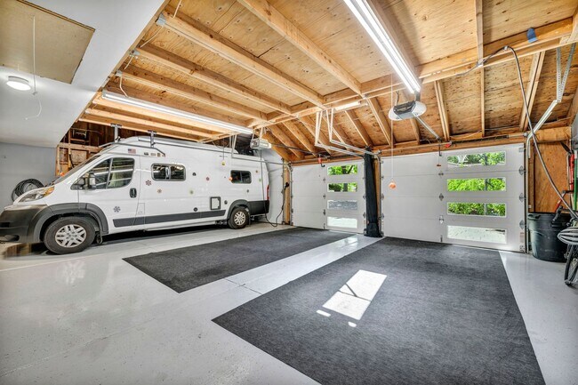 Building Photo - LAKEFRONT LUXURY ON LAKE STANLEY | FULLY FURNISHED + UTILITIES INCLUDED IN GUARDED LAKERIDGE SHORES